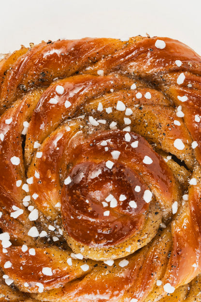 A single cardamom bun