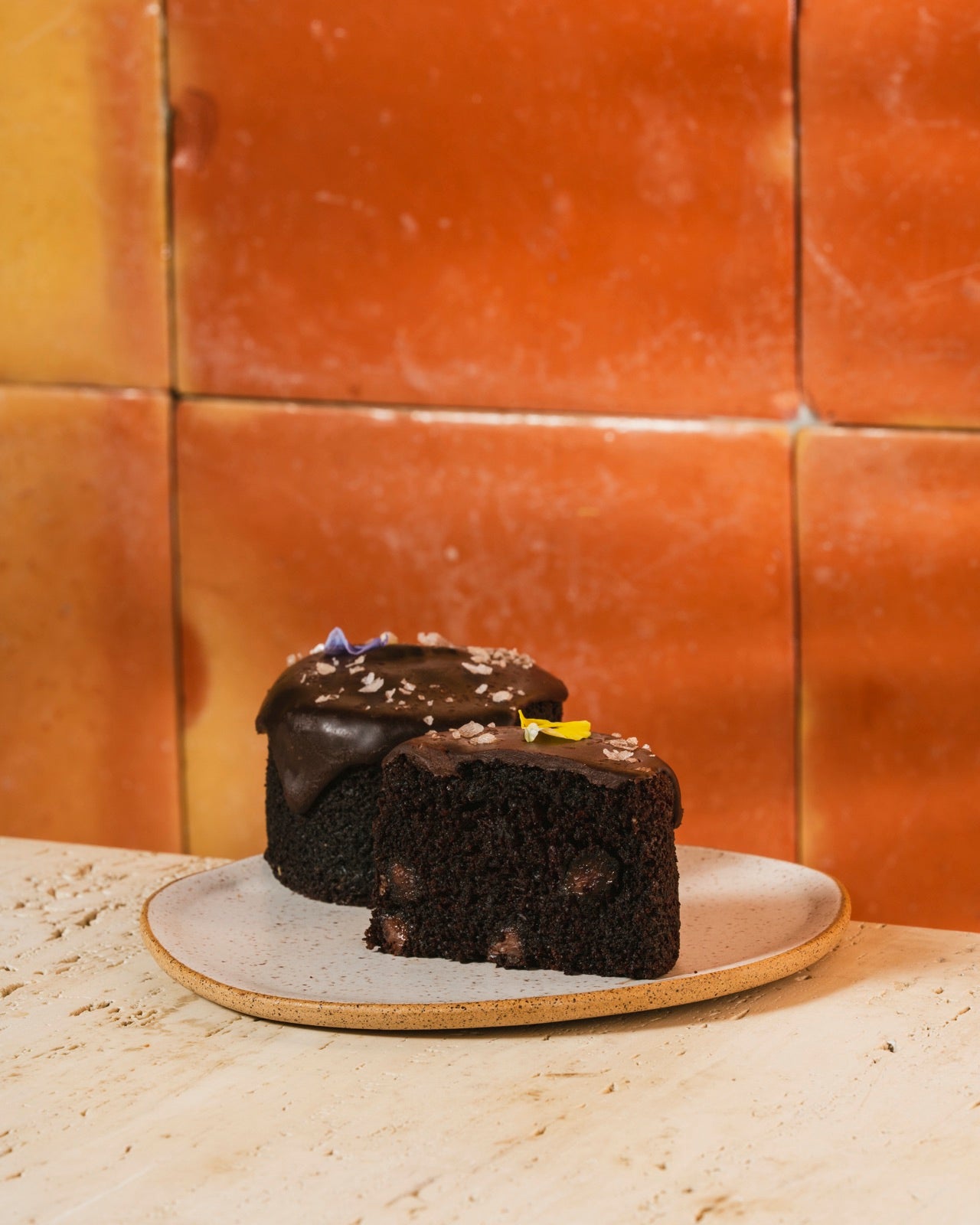 Chocolate cake cakelet, cut